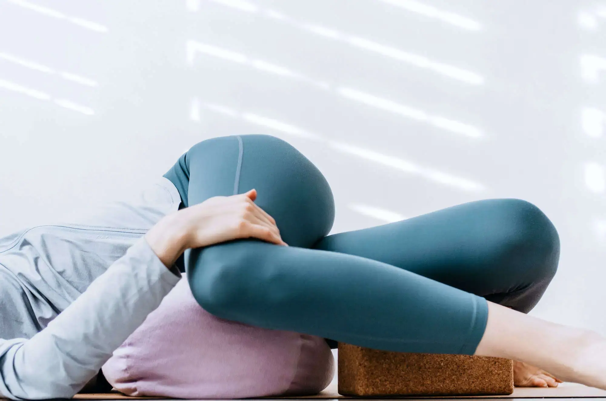 Entspannte Haltung mit Bolster und Block